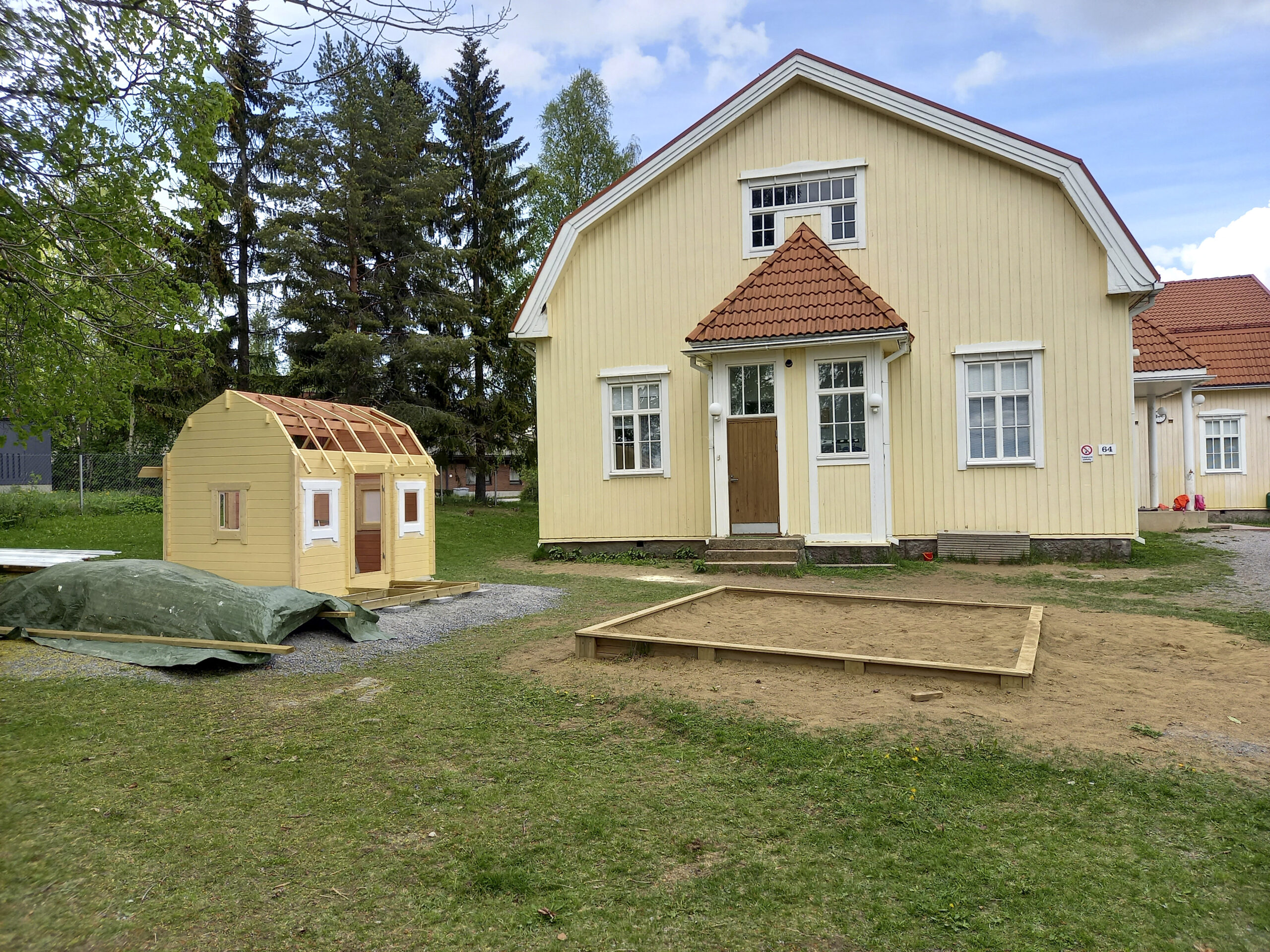 Narvan koulun vanhassa osassa putkirikko