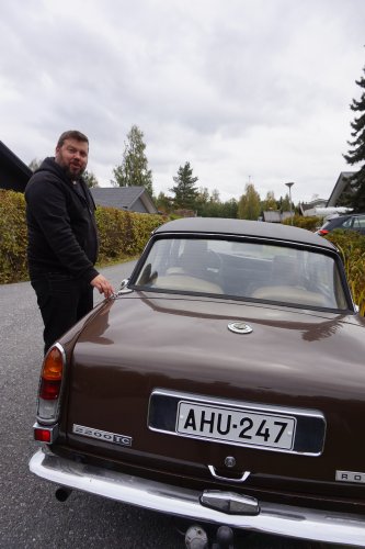 Ville Koskenniemi toimii Pirkanmaalla museoajoneuvotarkastajana. Hän on vanhojen autojen maailmassa konkari, sillä hänen kiinnostuksensa autoihin virisi jo sylilapsena. Museoajoneuvotarkastajan omassa pihassa on useita autoja työn alla. (Kuva: Matti Pulkkinen)