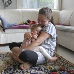 ”Meille kuntalisä on pelastus” – Vilma Lahdelle Lempäälän kokeilu mahdollistaa kotiäitiyden ja opiskelun, Heidi Kuoppalan mielestä kotihoidosta hyötyvät lapset