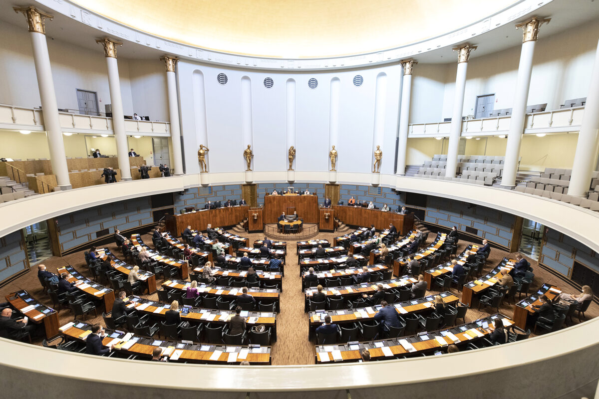 Hallituksemme ristiriitainen toiminta – Suomi on vahvan puun oksa, jota hallitus sahaa tylsällä sahalla poikki