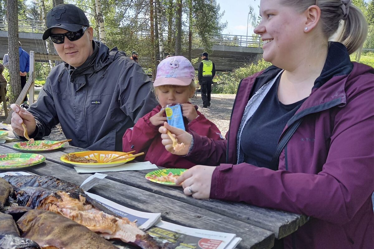 Kalastustapahtumassa saatiin saalista ja maisteltiin savukalaa