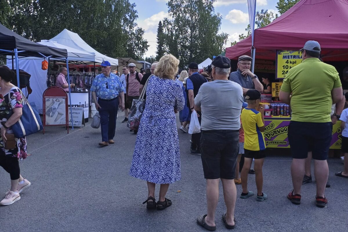 Makkaraa, koiria ja metrilakua – Markkinoilla kävi taas valtavasti väkeä