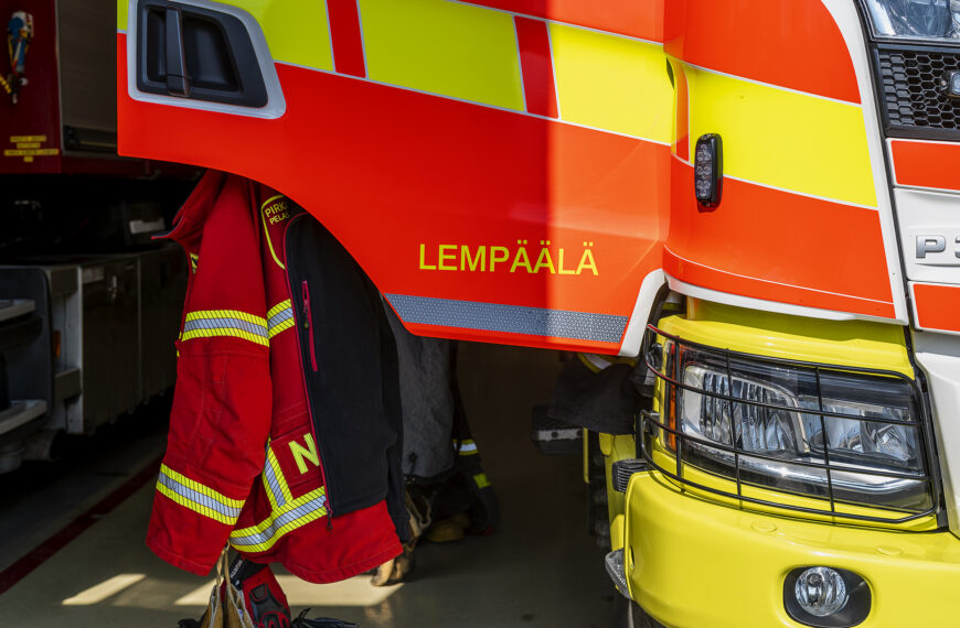 Henkilöauto katkaisi valotolpan Lempäälässä – Kuskin epäillään olleen päihtynyt