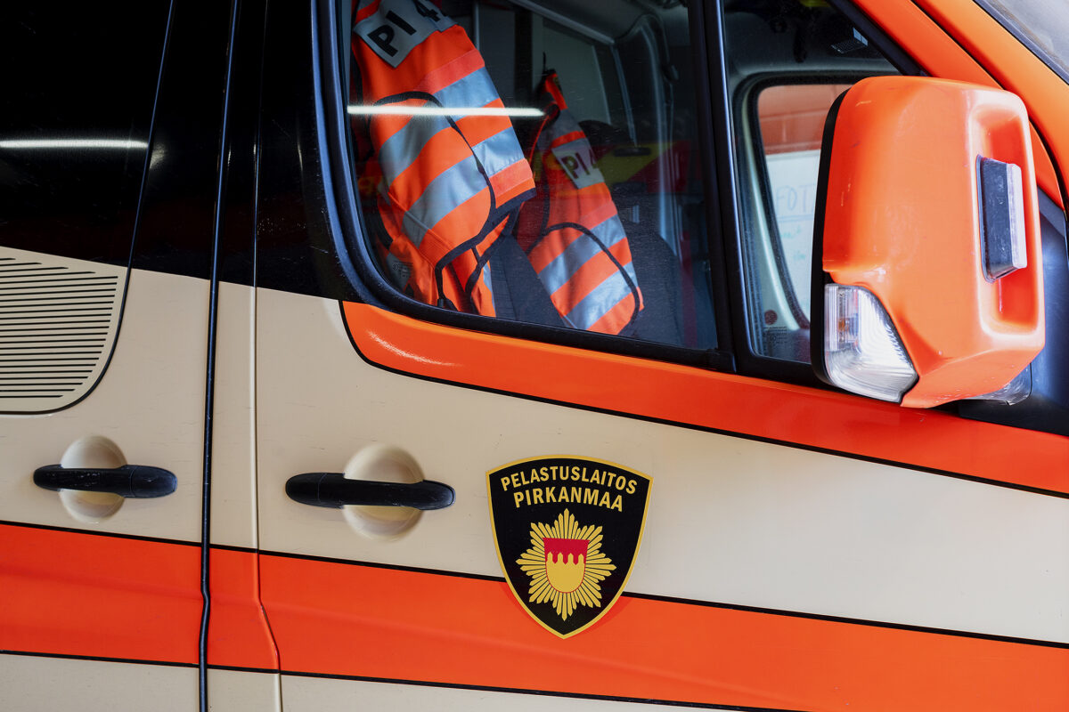 Kuljettaja loukkaantui henkilöauton ja kuorma-auton kolarissa Pirkkalantiellä