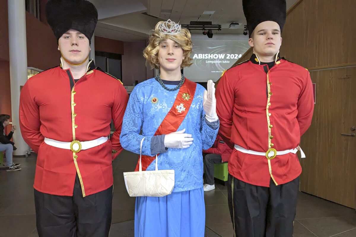 Barbeja, kuningatar Elisabet ja nokkelia julisteita – katso kuvat Lempäälän lukion penkkaririemusta, jota kylmyys ei laimentanut