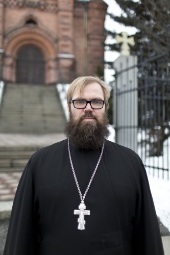 Suurella viikolla rukoilijat kokoontuvat päivittäin eri jumalanpalveluksiin. Isä Aleksej Sjöberg iloitsee, että kirkkokansa täyttää jumalanpalvelukset. (Kuva: Rami Marjamäki)