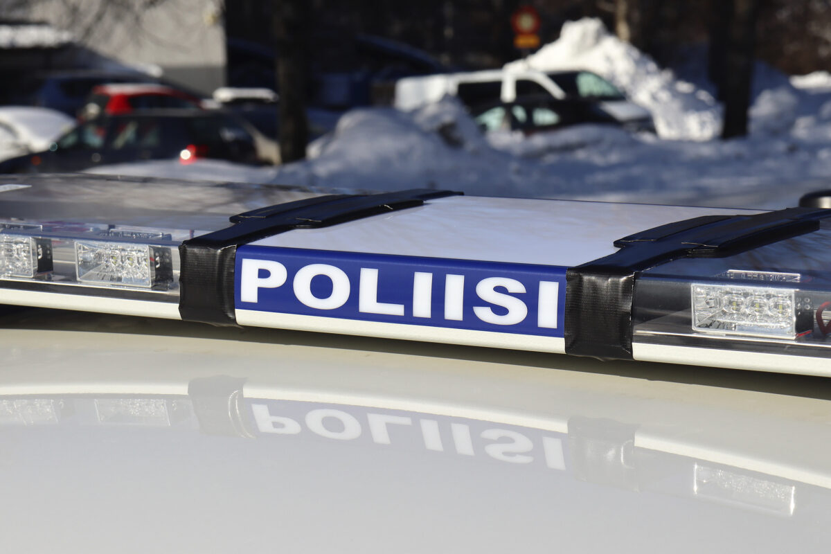 Auto pyörähti katolleen, poliisi tutkii tapausta liikenneturvallisuuden vaarantamisena