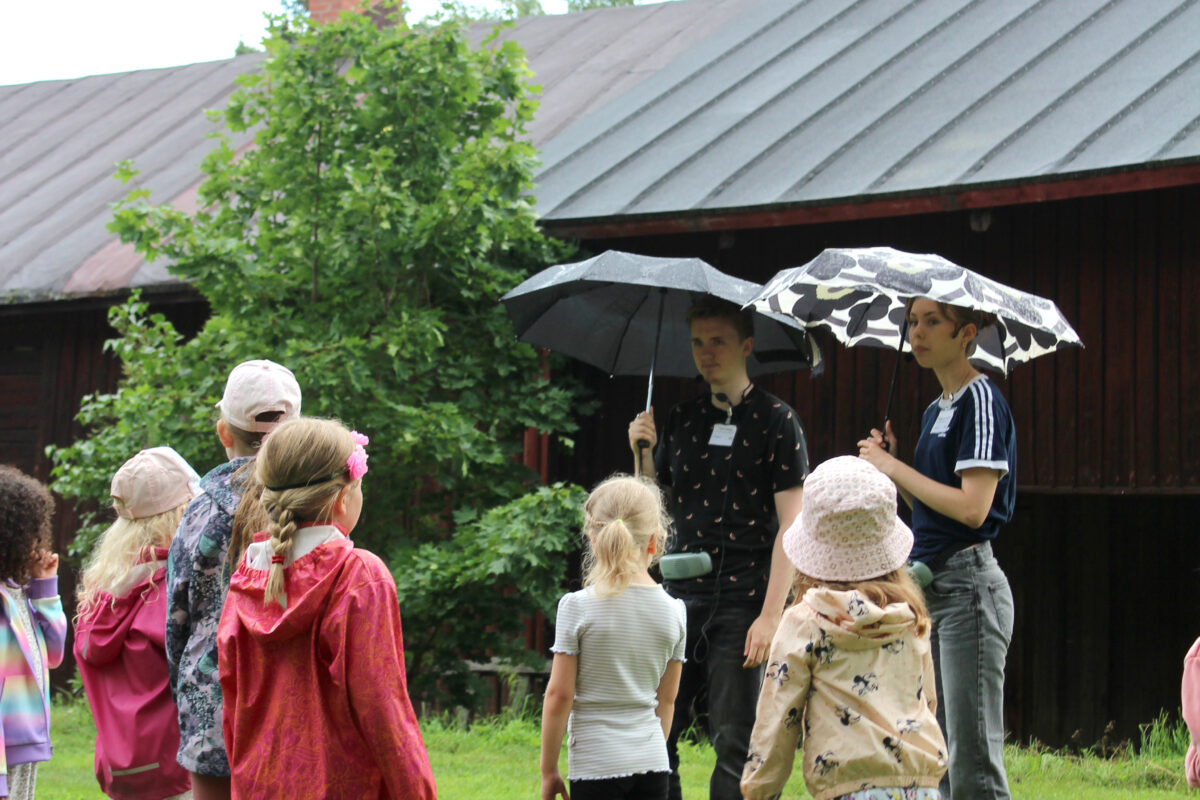Pihaleikkejä perinnemiljöössä – museoraitin lastentapahtuma keräsi kävijöitä sateesta huolimatta