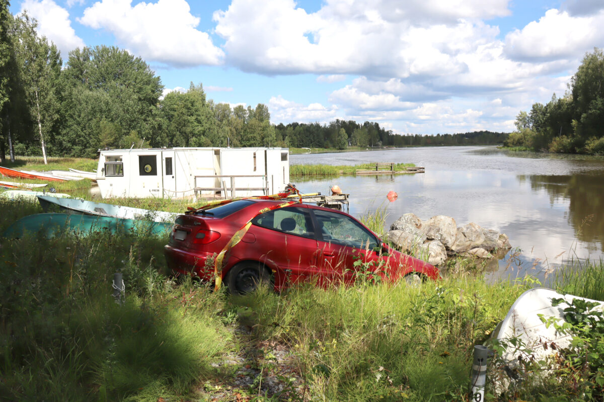 Auto ajautui veteen Koivunokan matonpesupaikalla