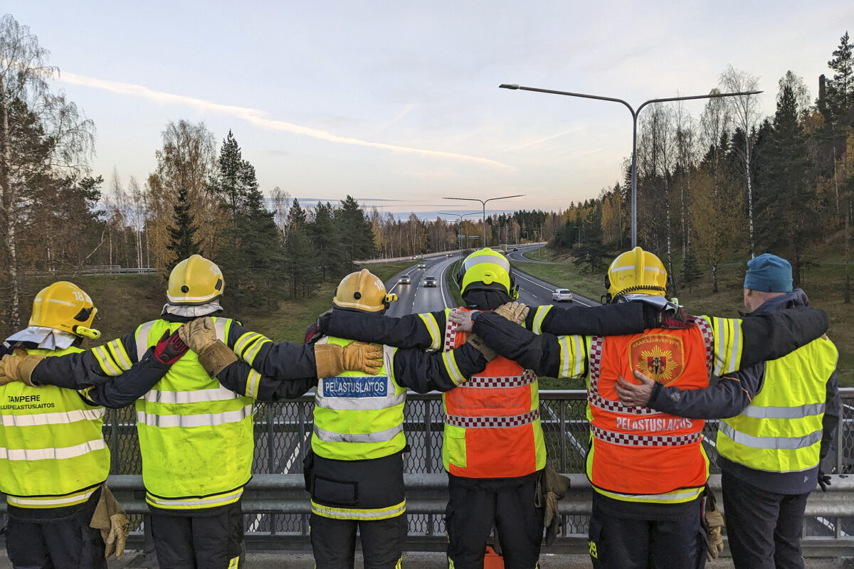 ”Yksi henki meilläkin vain on” – Pelastajille puidaan nyrkkiä ja ohi ajetaan liian kovaa, nyt pelastuspaikoille halutaan liikennerauha